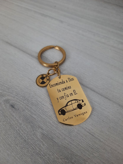 Llavero con placa dorada para moto
