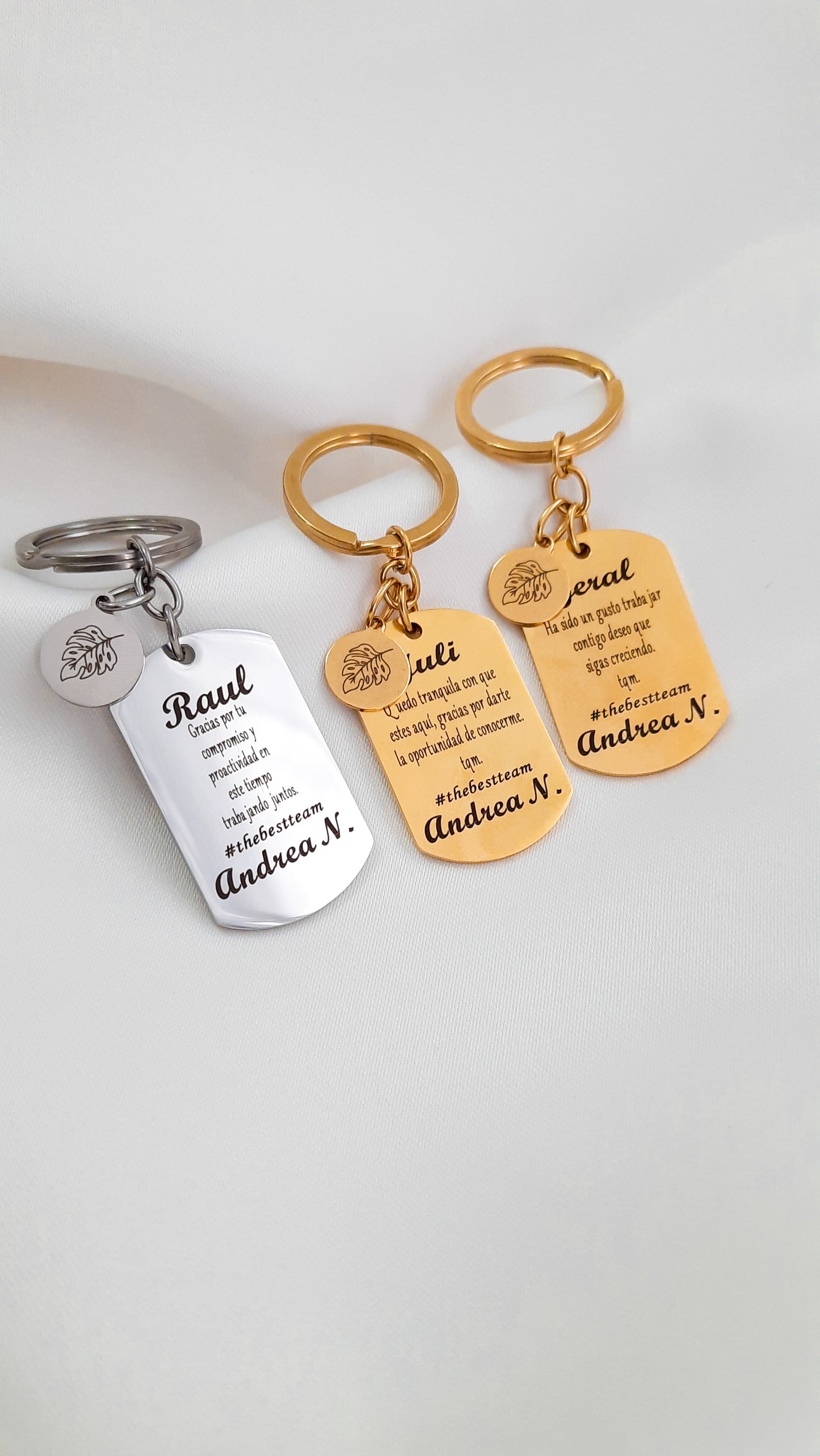 Llavero con placa dorada para moto