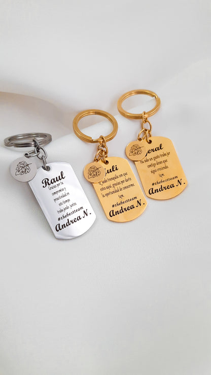 Llavero con placa dorada para moto