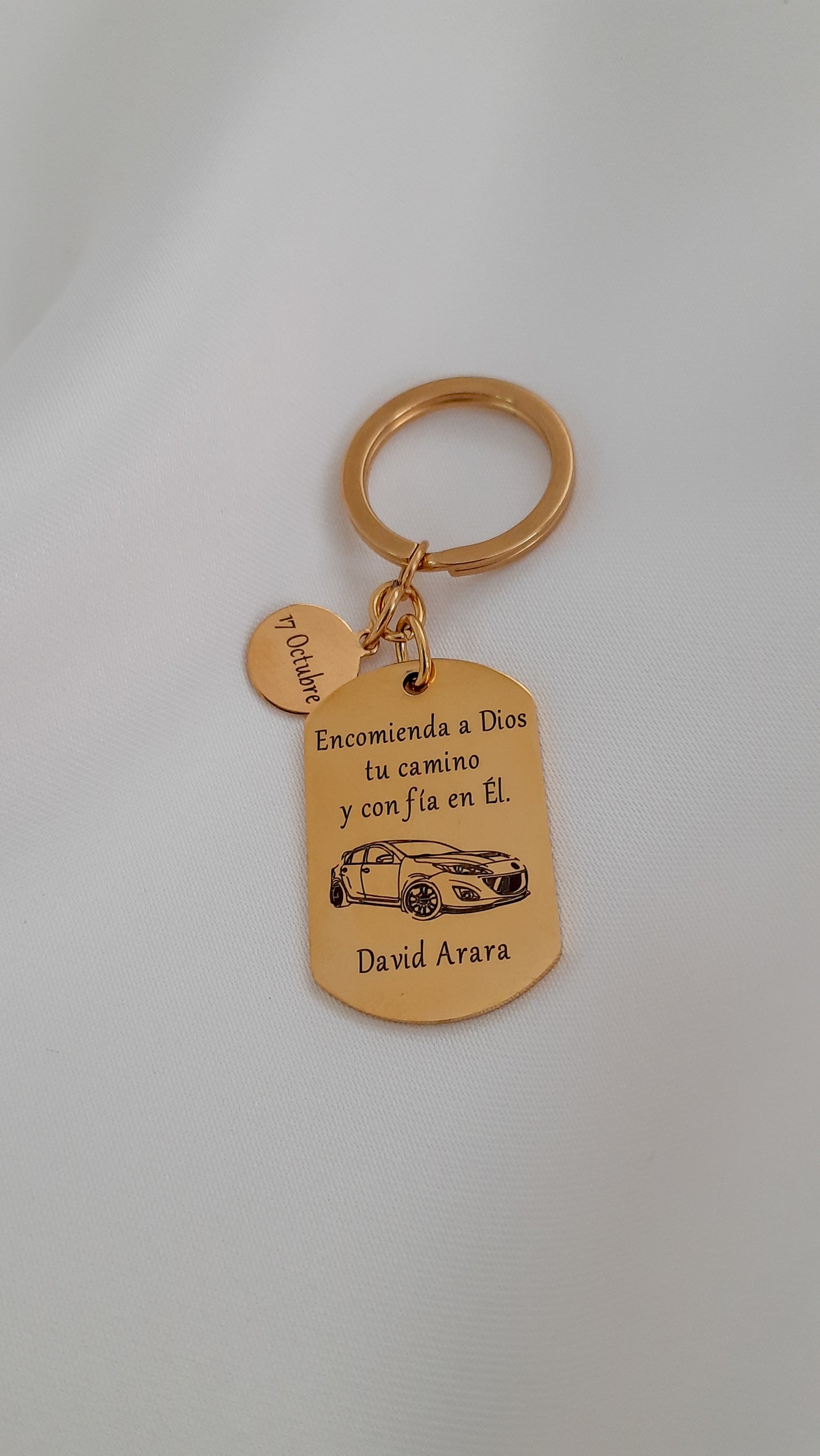 Llavero con placa dorada para moto