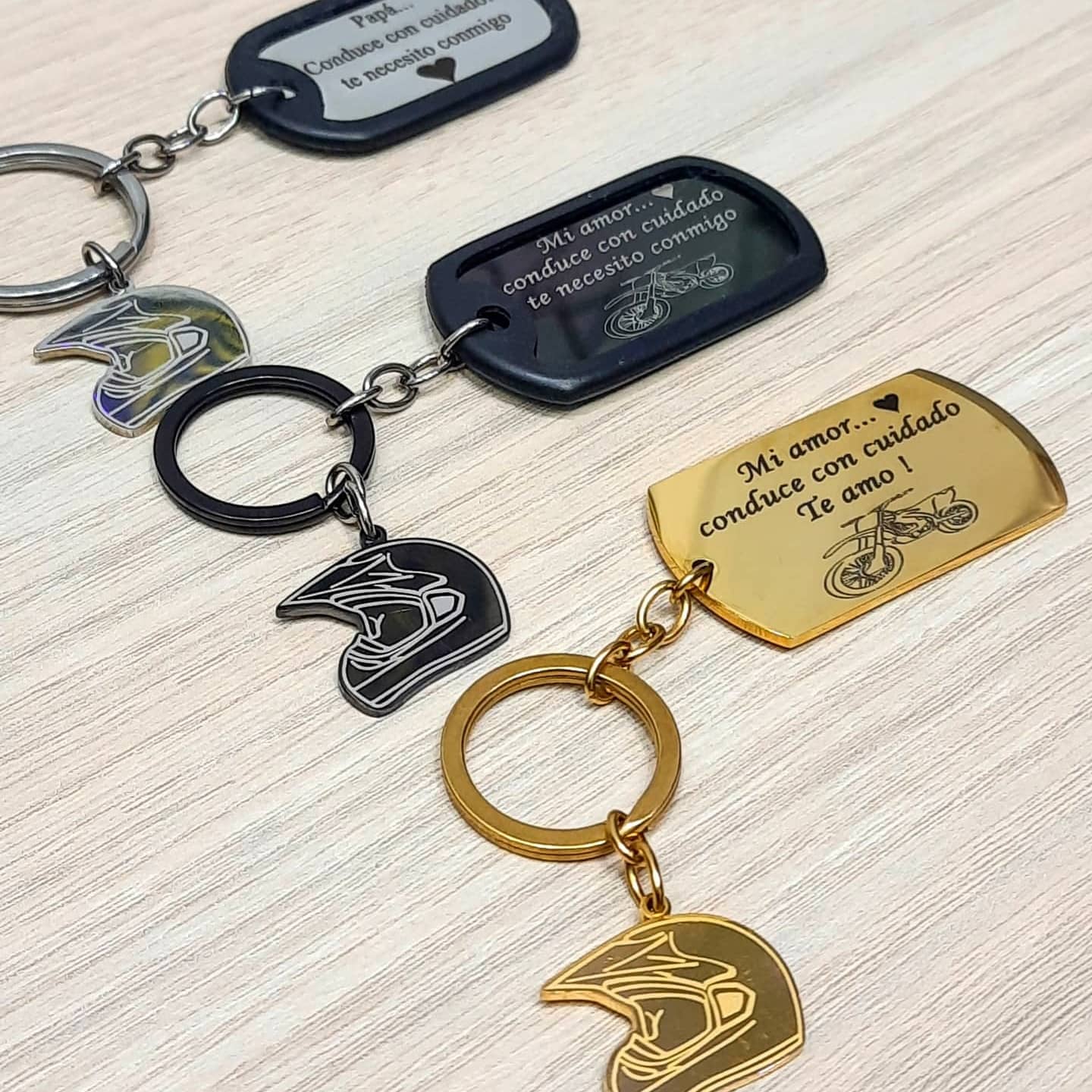 Llavero con placa dorada para moto