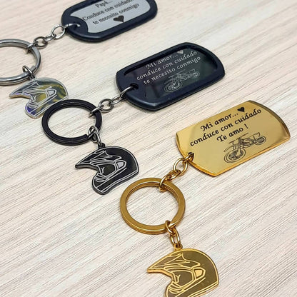 Llavero con placa dorada para moto