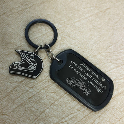 Llavero con placa dorada para moto